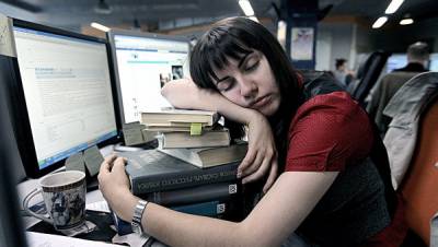 Недосыпание и алкоголь влияют на организм одинаково