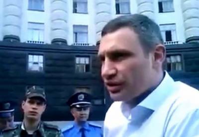 На Майдане у киевского мэра отобрали телефон