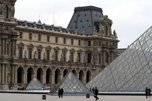 История парижского Лувра